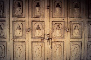 Hebron, Batı Şeria, 30 Ocak 2026. El Halil şehrinin sokaklarındaki kapalı dükkan kapılarına perçin, perçin ve kilitlerin yakın çekim detayları. Cuma günkü ticari kapanma sembolleri.