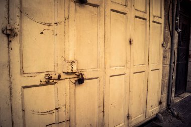 Hebron, Batı Şeria, 30 Ocak 2026. El Halil şehrinin sokaklarındaki kapalı dükkan kapılarına perçin, perçin ve kilitlerin yakın çekim detayları. Cuma günkü ticari kapanma sembolleri.