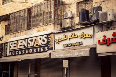 Hebron, Batı Şeria, 30 Ocak 2026 Arap dili posterleri, siyasi işaretler ve şehir merkezindeki kentsel duvarlar üzerindeki yırtık reklamlar.