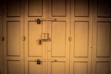 Hebron, Batı Şeria, 30 Ocak 2026. El Halil şehrinin sokaklarındaki kapalı dükkan kapılarına perçin, perçin ve kilitlerin yakın çekim detayları. Cuma günkü ticari kapanma sembolleri.