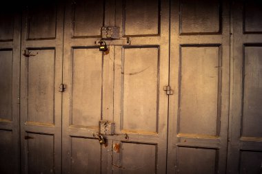 Hebron, Batı Şeria, 30 Ocak 2026. El Halil şehrinin sokaklarındaki kapalı dükkan kapılarına perçin, perçin ve kilitlerin yakın çekim detayları. Cuma günkü ticari kapanma sembolleri.