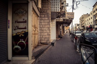 Hebron, Batı Şeria, 30 Ocak 2026 bu cuma El Halil şehrinde terk edilmiş sokaklar ve boş alışveriş bölgeleri. Dinlenme günü boyunca şehrin genel görünümü.