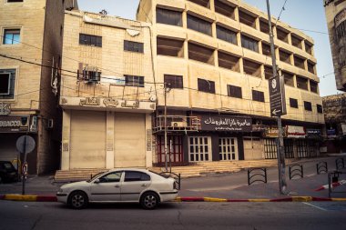 Hebron, Batı Şeria, 30 Ocak 2026 bu cuma El Halil şehrinde terk edilmiş sokaklar ve boş alışveriş bölgeleri. Dinlenme günü boyunca şehrin genel görünümü.