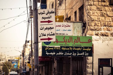 Hebron, Batı Şeria, 30 Ocak 2026 Arap dili posterleri, siyasi işaretler ve şehir merkezindeki kentsel duvarlar üzerindeki yırtık reklamlar.