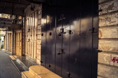 Hebron, Batı Şeria, 30 Ocak 2026 kapalı dükkan kepenkleri ve Hebron şehrinin caddesinde çift taraflı metal kapılar. Cuma günkü ticari kapanma sembolleri.