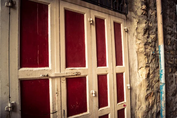 Hebron, Batı Şeria, 30 Ocak 2026. El Halil şehrinin sokaklarındaki kapalı dükkan kapılarına perçin, perçin ve kilitlerin yakın çekim detayları. Cuma günkü ticari kapanma sembolleri.