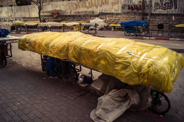 Hebron, Batı Şeria, 30 Ocak 2026. El Halil 'in merkezindeki haftalık kapanış sırasında plastik muşamba kaplı sokak satıcısı ve market tezgahları..