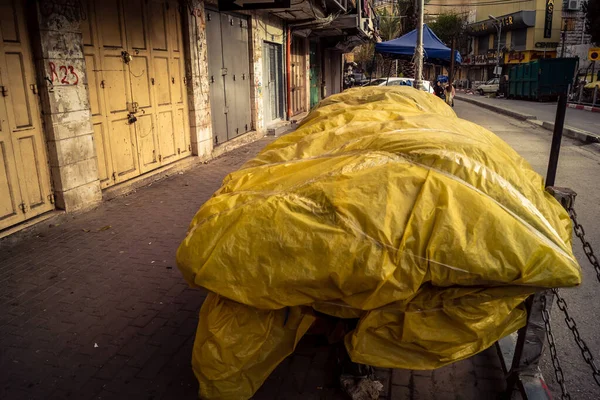 Hebron, Batı Şeria, 30 Ocak 2026. El Halil 'in merkezindeki haftalık kapanış sırasında plastik muşamba kaplı sokak satıcısı ve market tezgahları..