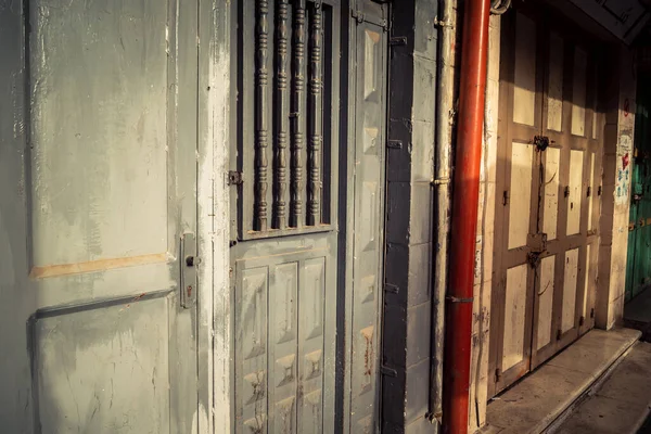 Hebron, Batı Şeria, 30 Ocak 2026 kapalı dükkan kepenkleri ve Hebron şehrinin caddesinde çift taraflı metal kapılar. Cuma günkü ticari kapanma sembolleri.