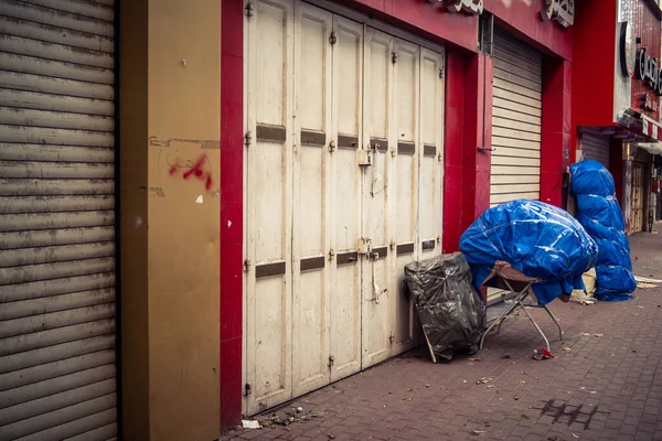 Hebron, Batı Şeria, 30 Ocak 2026 kapalı dükkan kepenkleri ve Hebron şehrinin caddesinde çift taraflı metal kapılar. Cuma günkü ticari kapanma sembolleri.