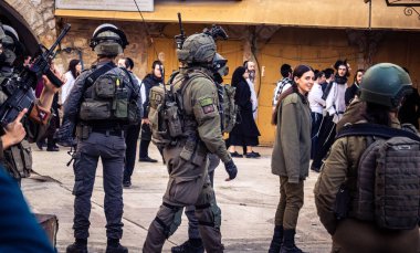 Hebron, Filistin Bölgesi, 31 Ocak 2026 İsrail askeri eskortu eşliğinde İsrail yerleşimcileri Filistin bölgelerinden geçtiler..