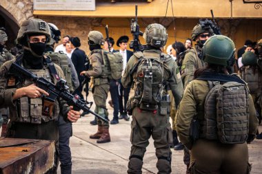 Hebron, Filistin Bölgesi, 31 Ocak 2026 İsrail askeri eskortu eşliğinde İsrail yerleşimcileri Filistin bölgelerinden geçtiler..