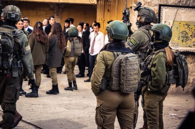 Hebron, Filistin Bölgesi, 31 Ocak 2026 İsrail askeri eskortu eşliğinde İsrail yerleşimcileri Filistin bölgelerinden geçtiler..