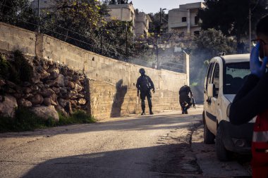 Tarqiyah, Batı Şeria, 1 Şubat 2026: İsrail işgal kuvvetleri (IDF) askerleri Filistin 'deki bir yerleşim yerinin yıkımı sırasında çevreyi emniyete aldı. Sivil altyapı.