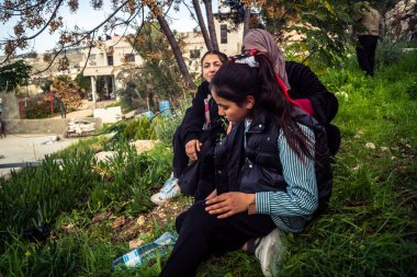 Tarqiyah, Batı Şeria, 1 Şubat 2026: İsrail İşgal Kuvvetleri 'nin (IDF) aktif yıkımı sırasında evlerinden atıldıktan sonra gözyaşları içinde Filistinli vatandaşlar. Yer değiştirmenin insan etkisi.