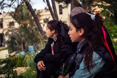 Tarqiyah, Batı Şeria, 1 Şubat 2026: İsrail İşgal Kuvvetleri 'nin (IDF) aktif yıkımı sırasında evlerinden atıldıktan sonra gözyaşları içinde Filistinli vatandaşlar. Yer değiştirmenin insan etkisi.