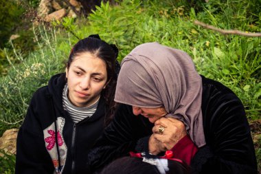 Tarqiyah, Batı Şeria, 1 Şubat 2026: İsrail İşgal Kuvvetleri 'nin (IDF) aktif yıkımı sırasında evlerinden atıldıktan sonra gözyaşları içinde Filistinli vatandaşlar. Yer değiştirmenin insan etkisi.