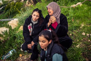 Tarqiyah, Batı Şeria, 1 Şubat 2026: İsrail İşgal Kuvvetleri 'nin (IDF) aktif yıkımı sırasında evlerinden atıldıktan sonra gözyaşları içinde Filistinli vatandaşlar. Yer değiştirmenin insan etkisi.