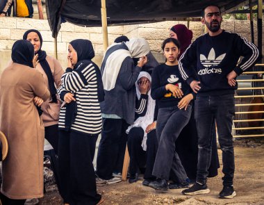 Tarqiyah, Batı Şeria, 1 Şubat 2026: İsrail İşgal Kuvvetleri 'nin (IDF) aktif yıkımı sırasında evlerinden atıldıktan sonra gözyaşları içinde Filistinli vatandaşlar. Yer değiştirmenin insan etkisi.