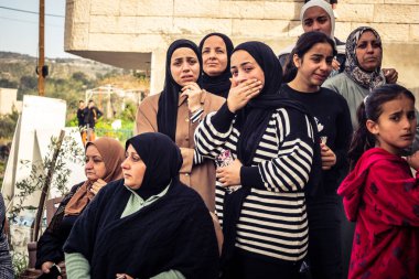 Tarqiyah, Batı Şeria, 1 Şubat 2026: İsrail İşgal Kuvvetleri 'nin (IDF) aktif yıkımı sırasında evlerinden atıldıktan sonra gözyaşları içinde Filistinli vatandaşlar. Yer değiştirmenin insan etkisi.