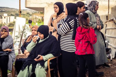 Tarqiyah, Batı Şeria, 1 Şubat 2026: İsrail İşgal Kuvvetleri 'nin (IDF) aktif yıkımı sırasında evlerinden atıldıktan sonra gözyaşları içinde Filistinli vatandaşlar. Yer değiştirmenin insan etkisi.