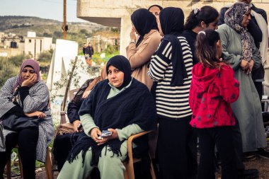 Tarqiyah, Batı Şeria, 1 Şubat 2026: İsrail İşgal Kuvvetleri 'nin (IDF) aktif yıkımı sırasında evlerinden atıldıktan sonra gözyaşları içinde Filistinli vatandaşlar. Yer değiştirmenin insan etkisi.