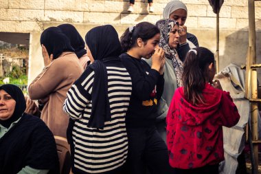 Tarqiyah, Batı Şeria, 1 Şubat 2026: İsrail İşgal Kuvvetleri 'nin (IDF) aktif yıkımı sırasında evlerinden atıldıktan sonra gözyaşları içinde Filistinli vatandaşlar. Yer değiştirmenin insan etkisi.