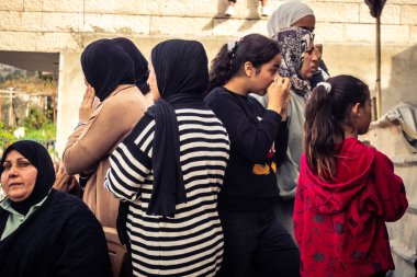 Tarqiyah, Batı Şeria, 1 Şubat 2026: İsrail İşgal Kuvvetleri 'nin (IDF) aktif yıkımı sırasında evlerinden atıldıktan sonra gözyaşları içinde Filistinli vatandaşlar. Yer değiştirmenin insan etkisi.