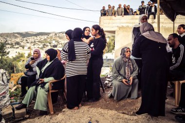 Tarqiyah, Batı Şeria, 1 Şubat 2026: İsrail İşgal Kuvvetleri 'nin (IDF) aktif yıkımı sırasında evlerinden atıldıktan sonra gözyaşları içinde Filistinli vatandaşlar. Yer değiştirmenin insan etkisi.