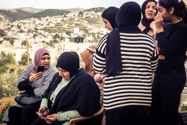 Tarqiyah, Batı Şeria, 1 Şubat 2026: İsrail İşgal Kuvvetleri 'nin (IDF) aktif yıkımı sırasında evlerinden atıldıktan sonra gözyaşları içinde Filistinli vatandaşlar. Yer değiştirmenin insan etkisi.