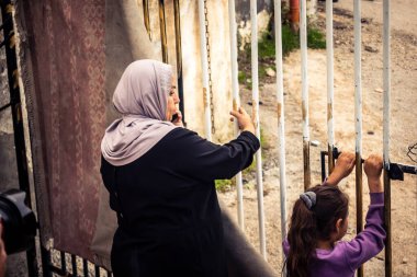 Tarqiyah, Batı Şeria, 1 Şubat 2026: Filistinli komşular, İsrail ordusunun bir yerleşim evini yıkmasını şok ve dayanışma içinde izliyorlar. Tüm toplum yıkımdan etkilendi..