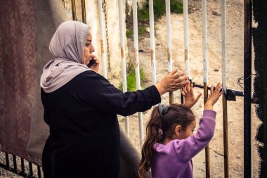 Tarqiyah, Batı Şeria, 1 Şubat 2026: Filistinli komşular, İsrail ordusunun bir yerleşim evini yıkmasını şok ve dayanışma içinde izliyorlar. Tüm toplum yıkımdan etkilendi..