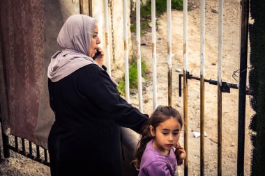 Tarqiyah, Batı Şeria, 1 Şubat 2026: Filistinli komşular, İsrail ordusunun bir yerleşim evini yıkmasını şok ve dayanışma içinde izliyorlar. Tüm toplum yıkımdan etkilendi..