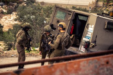 Tarqiyah, Batı Şeria, 1 Şubat 2026: İsrail işgal kuvvetleri (IDF) askerleri Filistin 'deki bir yerleşim yerinin yıkımı sırasında çevreyi emniyete aldı. Sivil altyapı.