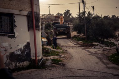 Tarqiyah, Batı Şeria, 1 Şubat 2026: İsrail işgal kuvvetleri (IDF) askerleri Filistin 'deki bir yerleşim yerinin yıkımı sırasında çevreyi emniyete aldı. Sivil altyapı.