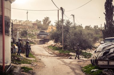 Tarqiyah, Batı Şeria, 1 Şubat 2026: İsrail işgal kuvvetleri (IDF) askerleri Filistin 'deki bir yerleşim yerinin yıkımı sırasında çevreyi emniyete aldı. Sivil altyapı.