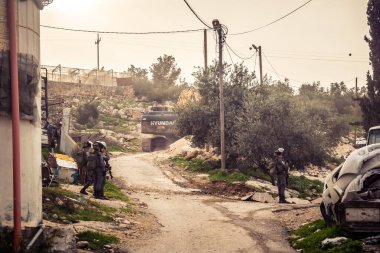 Tarqiyah, Batı Şeria, 1 Şubat 2026: İsrail işgal kuvvetleri (IDF) askerleri Filistin 'deki bir yerleşim yerinin yıkımı sırasında çevreyi emniyete aldı. Sivil altyapı.