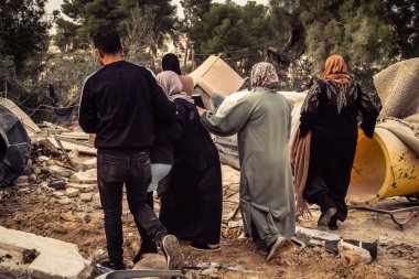 Tarqiyah, Batı Şeria, 1 Şubat 2026: Yıkılmış evlerinin yıkıntıları üzerinde yürürken ağlayan Filistinli sahipleri, İsrail askeri operasyonunun ardından molozlardan kişisel eşyalarını alıyorlar.