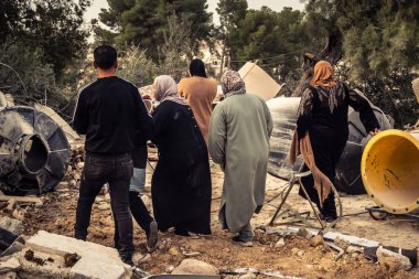 Tarqiyah, Batı Şeria, 1 Şubat 2026: Yıkılmış evlerinin yıkıntıları üzerinde yürürken ağlayan Filistinli sahipleri, İsrail askeri operasyonunun ardından molozlardan kişisel eşyalarını alıyorlar.