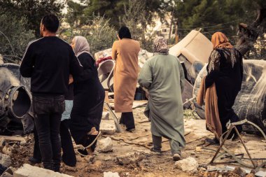 Tarqiyah, Batı Şeria, 1 Şubat 2026: Yıkılmış evlerinin yıkıntıları üzerinde yürürken ağlayan Filistinli sahipleri, İsrail askeri operasyonunun ardından molozlardan kişisel eşyalarını alıyorlar.