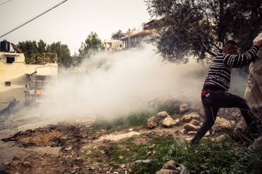 Tarqiyah, Batı Şeria, 1 Şubat 2026: İsrailli askerler yıkılmış evlerinin kalıntılarını inceleyen Filistinlilere göz yaşartıcı gaz attılar. El Halil 'deki askeri operasyon sırasında gerginlik tırmandı.