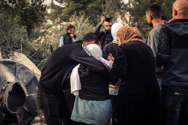 Tarqiyah, Batı Şeria, 1 Şubat 2026: Yıkılmış evlerinin yıkıntıları üzerinde yürürken ağlayan Filistinli sahipleri, İsrail askeri operasyonunun ardından molozlardan kişisel eşyalarını alıyorlar.