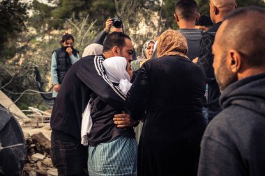 Tarqiyah, Batı Şeria, 1 Şubat 2026: Yıkılmış evlerinin yıkıntıları üzerinde yürürken ağlayan Filistinli sahipleri, İsrail askeri operasyonunun ardından molozlardan kişisel eşyalarını alıyorlar.