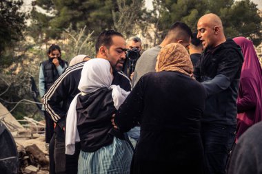 Tarqiyah, Batı Şeria, 1 Şubat 2026: Yıkılmış evlerinin yıkıntıları üzerinde yürürken ağlayan Filistinli sahipleri, İsrail askeri operasyonunun ardından molozlardan kişisel eşyalarını alıyorlar.