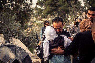 Tarqiyah, Batı Şeria, 1 Şubat 2026: Yıkılmış evlerinin yıkıntıları üzerinde yürürken ağlayan Filistinli sahipleri, İsrail askeri operasyonunun ardından molozlardan kişisel eşyalarını alıyorlar.