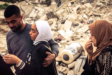 Tarqiyah, Batı Şeria, 1 Şubat 2026: Yıkılmış evlerinin yıkıntıları üzerinde yürürken ağlayan Filistinli sahipleri, İsrail askeri operasyonunun ardından molozlardan kişisel eşyalarını alıyorlar.