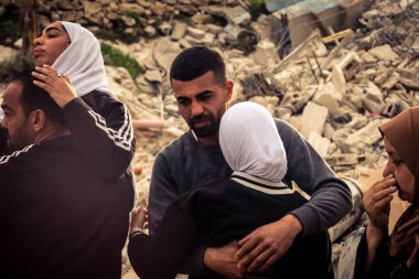 Tarqiyah, Batı Şeria, 1 Şubat 2026: Yıkılmış evlerinin yıkıntıları üzerinde yürürken ağlayan Filistinli sahipleri, İsrail askeri operasyonunun ardından molozlardan kişisel eşyalarını alıyorlar.