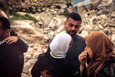 Tarqiyah, Batı Şeria, 1 Şubat 2026: Yıkılmış evlerinin yıkıntıları üzerinde yürürken ağlayan Filistinli sahipleri, İsrail askeri operasyonunun ardından molozlardan kişisel eşyalarını alıyorlar.