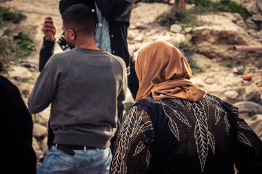 Tarqiyah, Batı Şeria, 1 Şubat 2026: Yıkılmış evlerinin yıkıntıları üzerinde yürürken ağlayan Filistinli sahipleri, İsrail askeri operasyonunun ardından molozlardan kişisel eşyalarını alıyorlar.