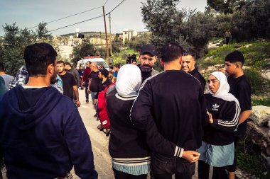 Tarqiyah, Batı Şeria, 1 Şubat 2026: İsrail ordusunun El Halil 'de düzenlediği ev yıkımı sırasında göz yaşartıcı gaz soluduğu sırada Filistinli yerel halk tıbbi yardım için ambulanslara koştu.